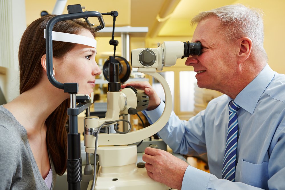 Проверка зрения у офтальмолога на специальном оборудовании